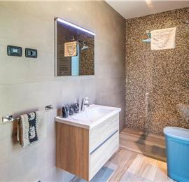 4 bedroom villa with pool near Pula, sleeps 8